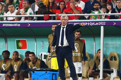 Doha (Qatar), 10/12/2022.- Portugal"s head coach Fernando Santos reacts during the FIFA World Cup 2022 quarter final soccer match between Morocco and Portugal at Al Thumama Stadium in Doha, Qatar, 10 December 2022. (Mundial de Fútbol, Marruecos, Catar) EFE/EPA/Georgi Licovski