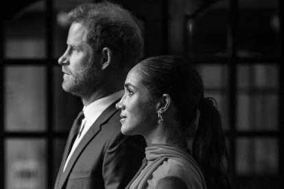 Harry y Meghan nuevamente arremeten contra la monarquía británica.