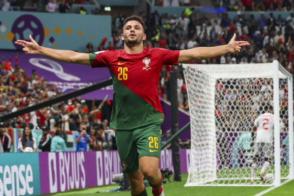 Lusail (Qatar), 06/12/2022.- Goncalo Ramos of Portugal celebrates after scoring during the FIFA World Cup 2022 round of 16 soccer match between Portugal and Switzerland at Lusail Stadium in Lusail, Qatar, 06 December 2022. (Mundial de Fútbol, Suiza, Estados Unidos, Catar) EFE/EPA/JOSE SENA GOULAO