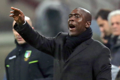 BAZ115. Milán (Italia), 19/01/2014.- El técnico holandés del Milan, Clarence Seedorf, da instrucciones a sus jugadores desde la banda durante la Serie A italiana partido de fútbol entre el AC Milan y el Hellas Verona en el estadio Giuseppe Meazza en Milán, Italia , 19 de enero de 2014. EFE / EPA / MATTEO BAZZI ITALIA Fútbol Serie A. BAZ115. Milan (Italy), 19/01/2014.- Dutch coach of AC Milan, Clarence Seedorf, gives directions to his players from the sideline during the Italian Serie A soccer match between AC Milan and Hellas Verona at Giuseppe Meazza stadium in Milan, Italy, 19 January 2014. EFE/EPA/MATTEO BAZZI ITALY SOCCER SERIE A.