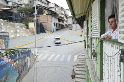 Elva Román, habitante de Zaruma, recuerda el socavón que “le arrebató la alegría”.