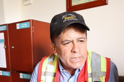 Es geólogo y miembro del Cuerpo de Ingenieros del Ejercito