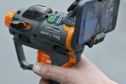 Juego. Una pistola con pantalla presentada en una feria del juguete.