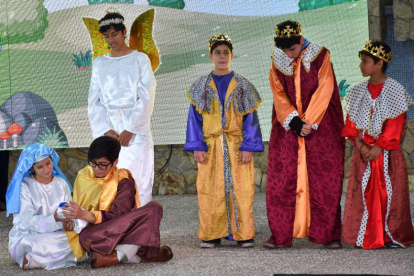 Participación. Alumnos recrearon escenas con escenografías digitales.