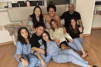 Los familiares de Pelé fueron hasta el hospital de Sao Paulo para estar cerca de él.