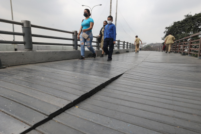 DESNIVELES EN LA SUBIDA DEL PASO LATERAL DEL PUENTE VELERO PERIODISTA :MARTHA TORRES FECHA : 19/12/2022 Agencia (ag-extra)