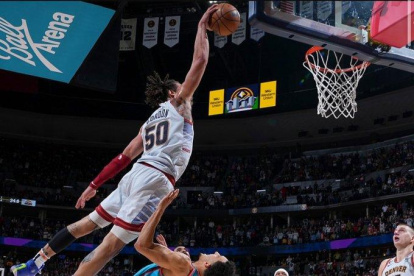 El basquetbolista mientras ejecutaba el tiro espectacular en el aire y con una sola mano.