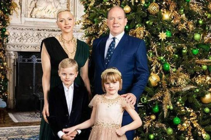 Charlene con sus hijos y Alberto de Mónaco.