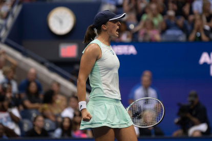 La polaca de apenas 21 años de edad en una de las postales de 2022 tras ganar el US Open 2022.