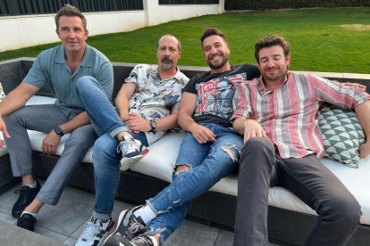 Cuatro amigos cuarentones se enfrentan al nuevo concepto de masculinidad.