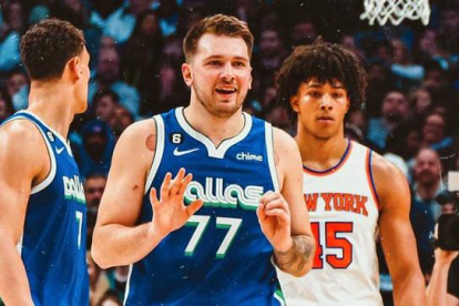 El basqtbolista celebras tras una de las remontadas más inesperadas.