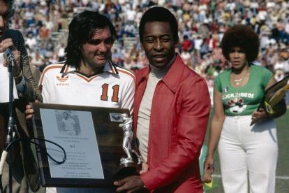 Best y Pelé se enfrentaron en un los Estados Unidos y el británico le entregó un reconocimiento en 1979.