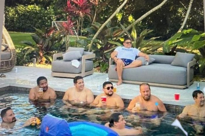 A mediados de año apareció una fotografía en la que está el legislador correísta, Ronny Aleaga, con personas que están en la mira de la justicia, según el asambleísta Fernando Villavicencio.