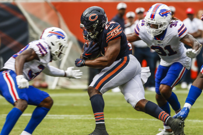 Damar Hamlin (d) en uno de los últimos juegos con su equipo, los Bills.