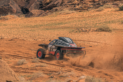 El piloto español Carlos Sainz y su copiloto Lucas Cruz conducen su Audi RS Q E-Tron E2 del equipo Audi durante la tercera etapa del Rally Dakar 2023.