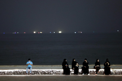 Instante. En la imagen, varias mujeres al anochecer en la playa de Katara, en Doha.