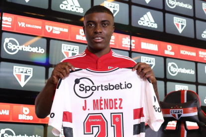 Jhegson Mendez muestra el número 21 en su camiseta en honor a su fallecido padre.