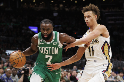 Jaylen Brown (i) fue clave en la obtención del liderato de los Celtics en el Este.