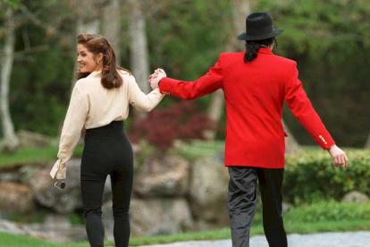 Con su exesposo, el fallecido Michael Jackson.