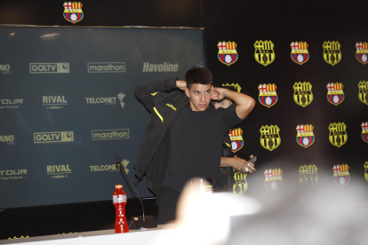 Este viernes 13 de enero, el futbolista, ya con 31 años, enfundándose la chompa de Barcelona, plantilla que fue su archirrival y que ahora prometió defender por una temporada.