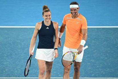 Nadal junto a la tenista griega Maria Sakkari en una de las prácticas.