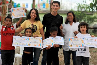. El 28 de diciembre de 2022, los niños del primer grupo de estudiantes que se beneficiaron del programa recibieron su diploma.