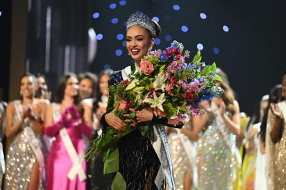 En esta fotografía cedida por Miss Universo, aparece Miss Universo Estados Unidos 2022, R"Bonney Gabriel, tras ganar Miss Universo 2023, en el Ernest N. Morial Convention Center en Nueva Orleans, Luisiana (Estados Unidos).