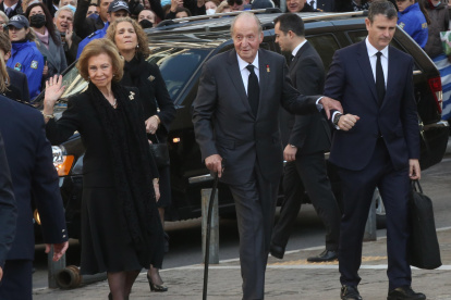 Juan Carlos con Sofía y un escolta