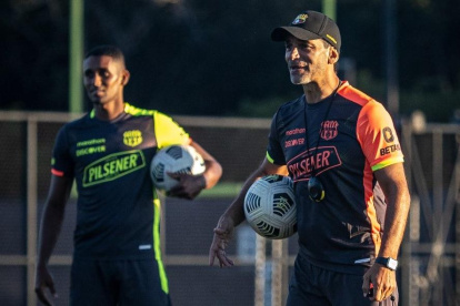 Fabián Bustos es de los entrenadores que contestan, explican, aclaran, enseñan y arriesgan.