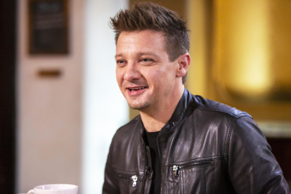 Jeremy Renner se recupera en casa de las graves lesiones.