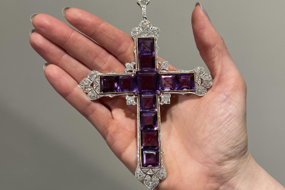 La empresaria y modelo estadounidense Kim Kardashian ha adquirido por casi 200.000 dólares la cruz de Attallah, una de las joyas que lució la princesa Diana de Gales, ha informado la casa de subastas Sotheby"s.