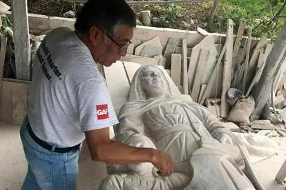 Una obra urbana. El artista trabajó en los años previos a 2019 la escultura de María y su madre, Ana. Aparece hoy en una calle muy turística de Cuenca.