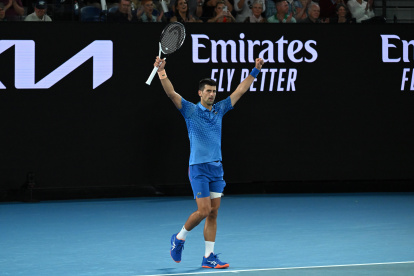 Novak Djokovic celebra pese a su lesión en la pierna izquierda.
