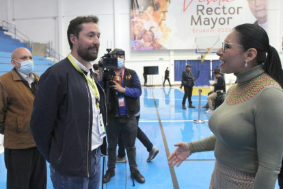 El observador electoral Régis Dandoy dialoga con la presidenta del CNE, Diana Atamaint, durante el simulacro de las elecciones.