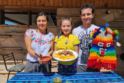 Jacqueline Polo (i), Michelle Manzano y Jhon Arteaga con los platillos de Diablo Huma.