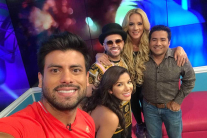 Efraín en una de las emisiones de En contacto.