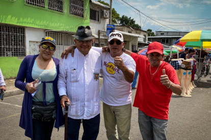 El candidato a la prefectura del Guayas, Héctor Vanegas estuvo este último domingo en el suburbio de Guayaquil.