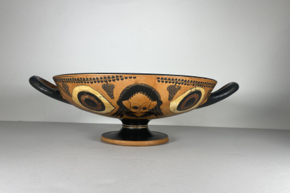 Vista de una de las 60 piezas arqueológicas, valoradas en más de 20 millones de dólares, recuperadas últimamente de Estados Unidos, donde habían sido comercializados por traficantes internacionales después de haber sido robadas y entre las que destaca El ministerio de Cultura italiano presentó este lunes las citadas piezas.