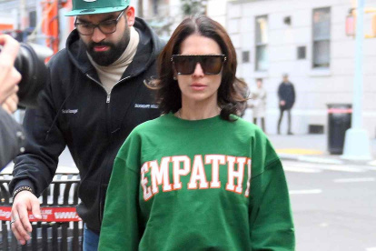 La escritora de 39 años lleva inscrita en su sudadera la palabra "empatía".