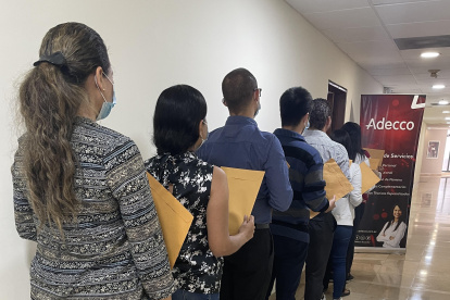 Trabajo.- Un grupo de personas hacen fila para ser entrevistadas para un empleo.