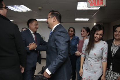 Hernán Ulloa dijo que aunque no estaba de acuerdo aceptada la decisión de la Corte Constitucional. Se despidió de un grupo de funcionarios del CPCCS.