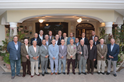Entre bromas y recuerdos se logró tomar la foto oficial con todos los excompañeros.