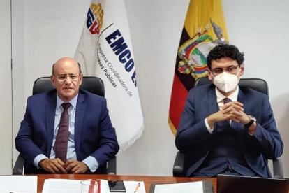 El expresidente de la EMCO, Hernán Luque (i), y el gerente subrogante, Carlos Guayaquil (d).