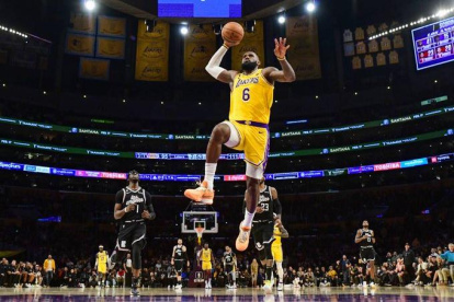 James se lució, aunque su equipo no logra ganar a Clippers desde 2020.