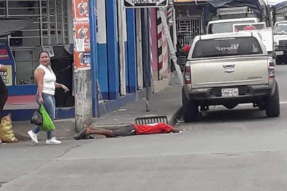 Un hombre fue visto husmeando una alcantarilla.