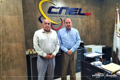 El exgerentre de Cnel, Antonio Icaza (d), en una reunión con el alcalde de Huaquillas en el 2022.