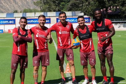 Los jugadores de Liga de Quito están listos para su presentación ante la hinchada.