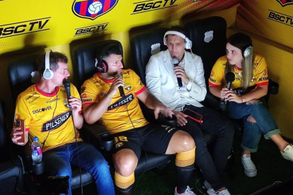 Transmisión. Jero Freixas, Sergio Agüero, José Manuel Chatruc y Alaska, participando en el canal de Twitch de Barcelona.