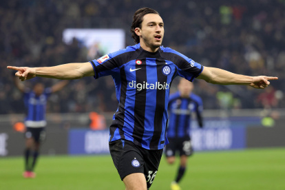 Matteo Darmian celebra luego de marcar el único tanto del Inter de Milán.