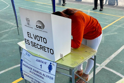 Una mujer ejerce su derecho al voto, dentro de un centro de privación de libertad, los detalles del acto fueron reservados por el SNAI